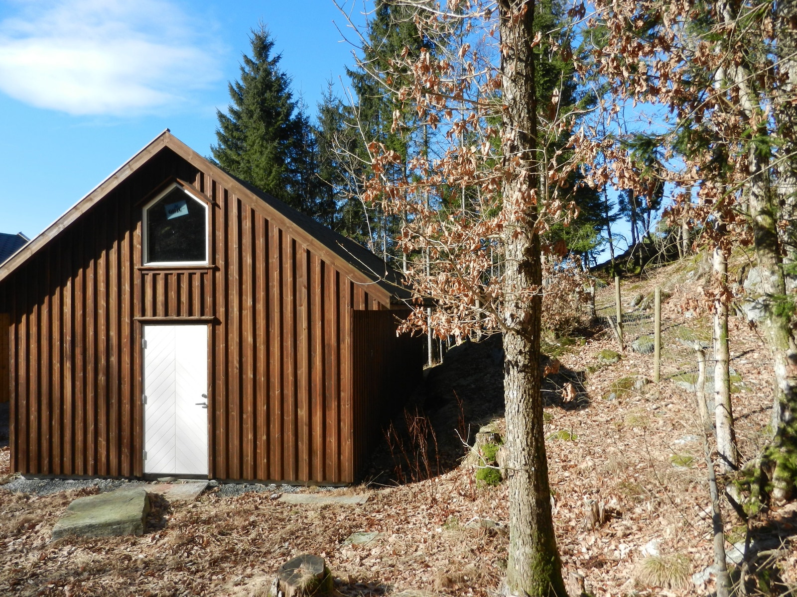 Felles bygg ved sjøen med boder og toalett Galleribilde