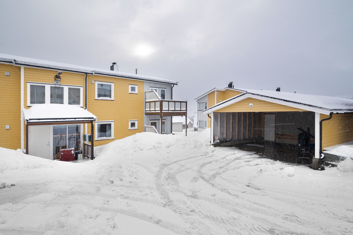 Fasade - Andelen disponerer parkering i carport