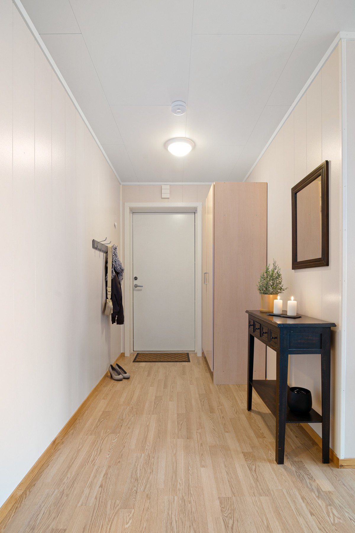 Romslig entré med plass til oppbevaringsmøbel