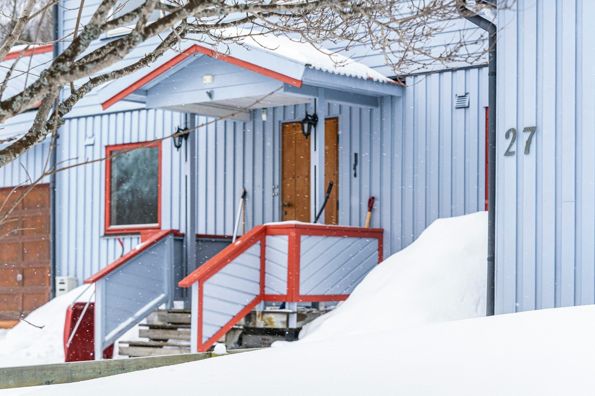 Det er en liten trapp opp til inngangspartiet