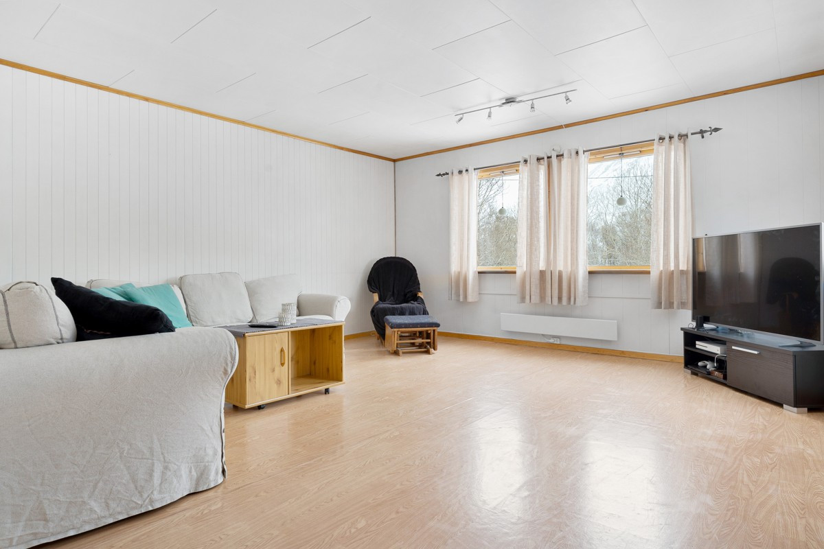 Her er stuen som i 1.etasje romslig med god plass til møblement
