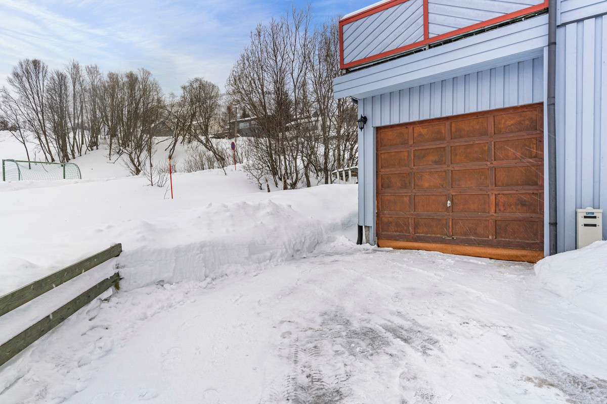Det er gode parkeringsmuligheter på tomten og i garasje