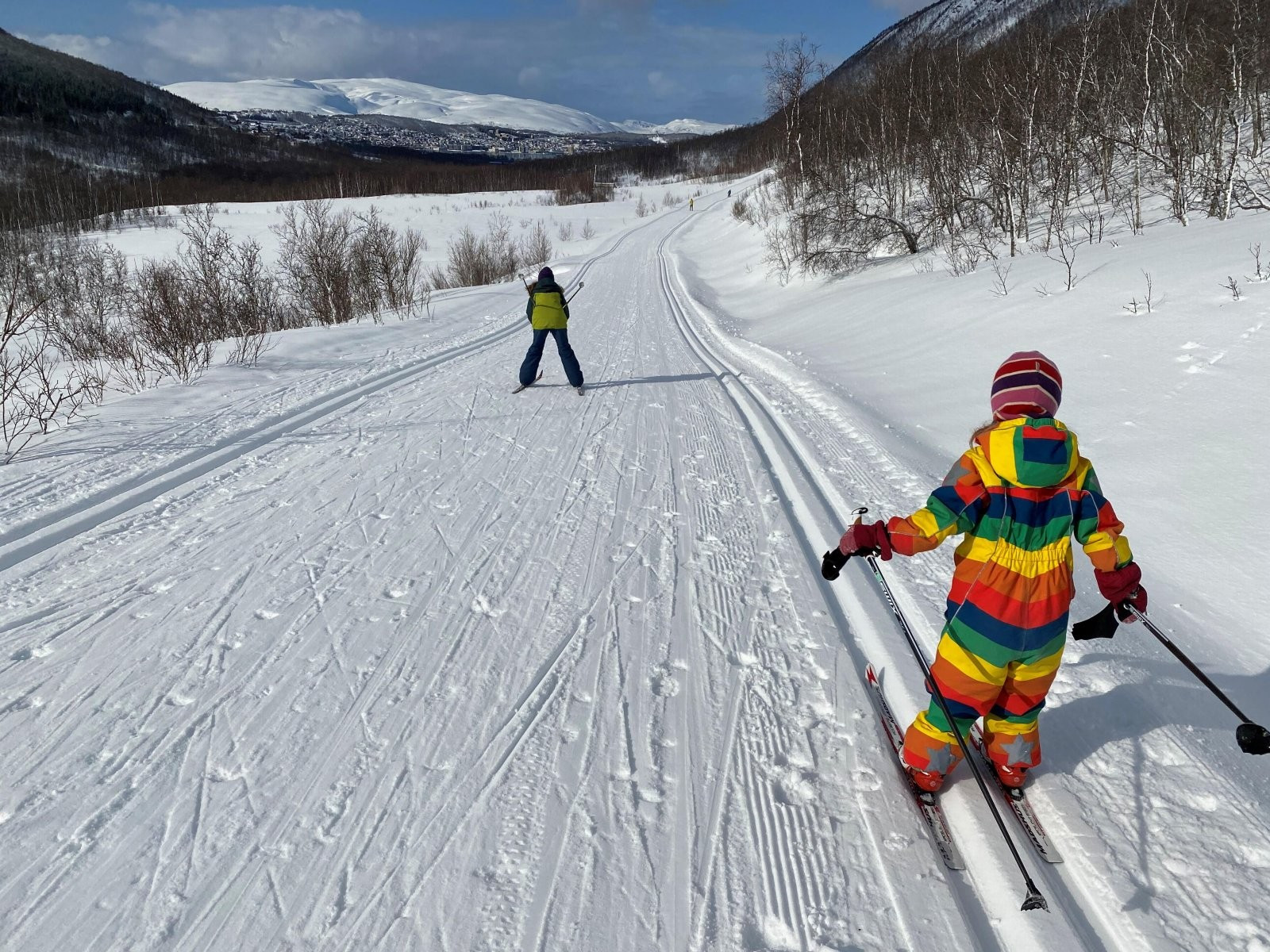 Fra trappa på boligen kan du spenne på deg langrennskiene og gå ut i et flott løypenett innover i Tromsdalen. Om sommeren er disse flott for løping og sykling.