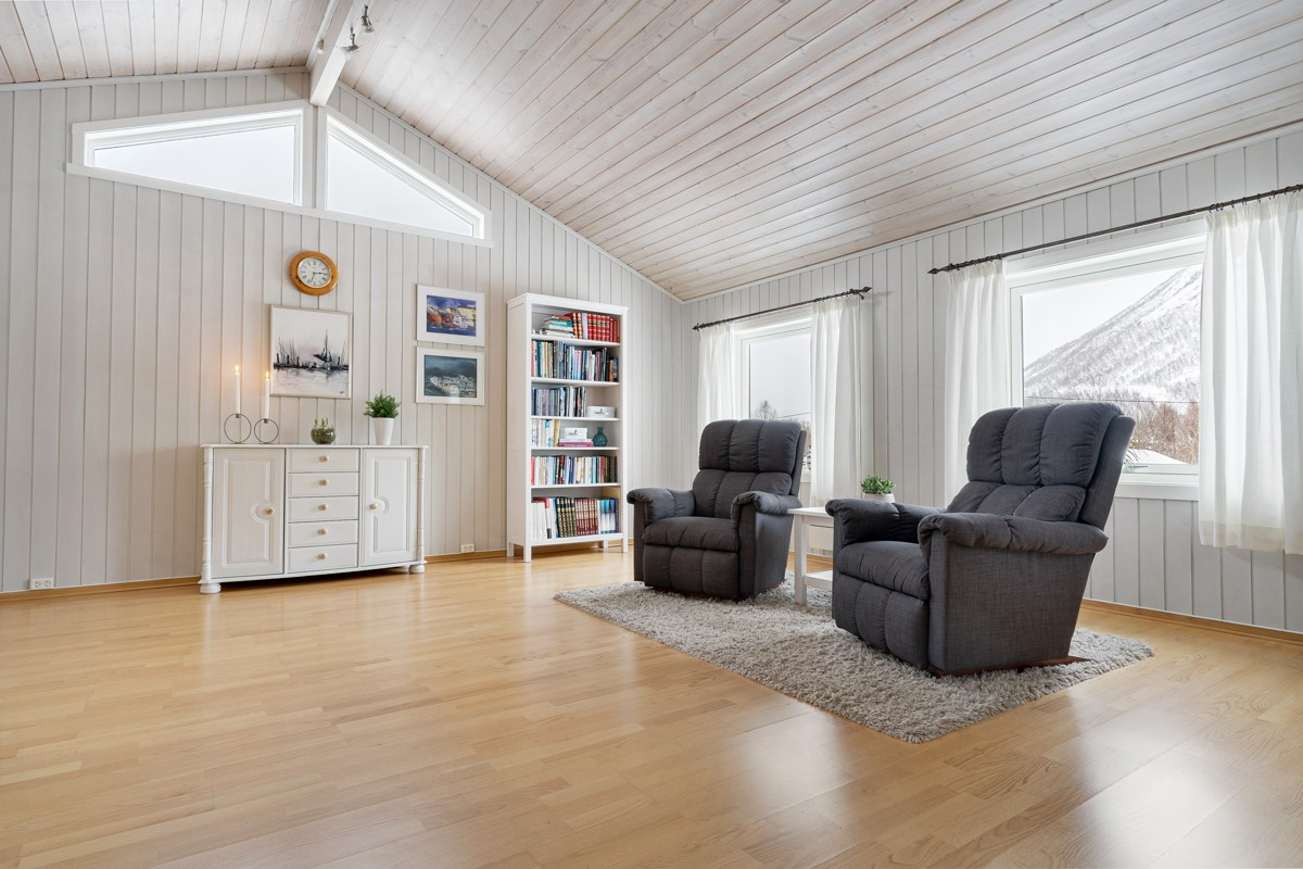 De store vindusflatene slipper inn rikelig med naturlig lysinnslipp