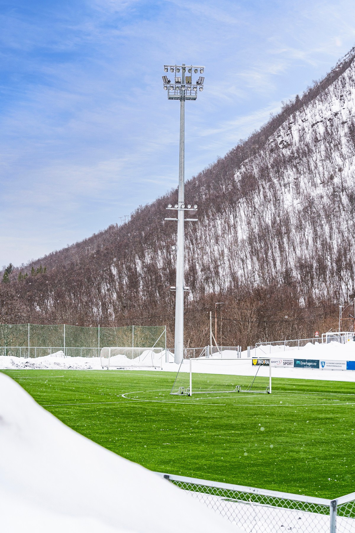Kunstgress er det også i nærheten- her kan man spille fotball i helgene med hele familien