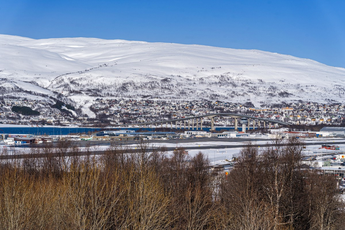 Boligen ligger i barnevennlige og attraktive Workinnmarka i gåavstand til Langnes handelspark - i tillegg er det gode bussforbindelser i område med direktebuss flere ganger i timen til Tromsø sentrum og UNN/UiT