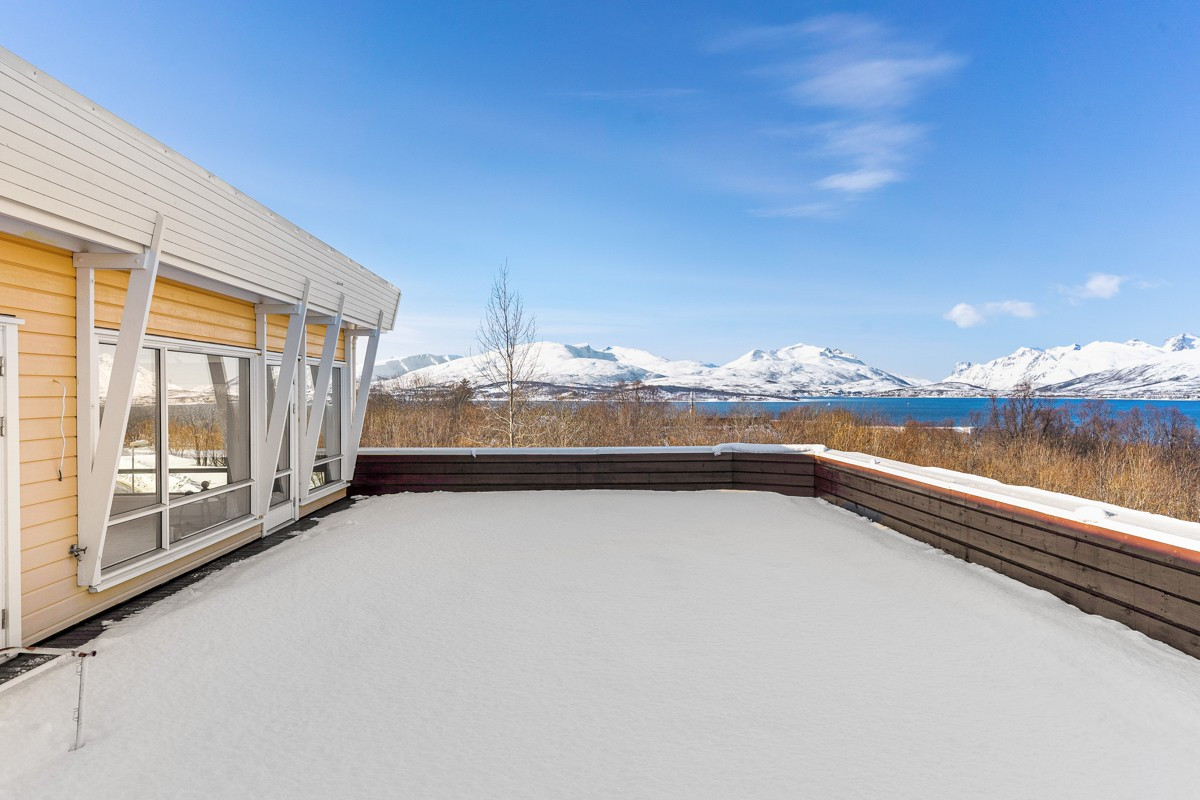 Fra takterrassen er det panoramautsikt med fantastiske solforhold