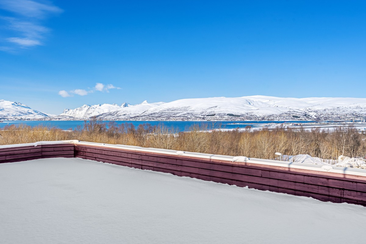 Fra stue og det ene soverommet er det adkomst til en stor takterrasse