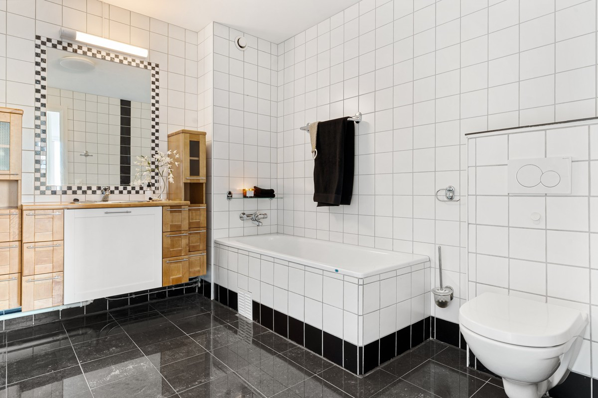 Badet er komplett flislagt med innfliset badekar