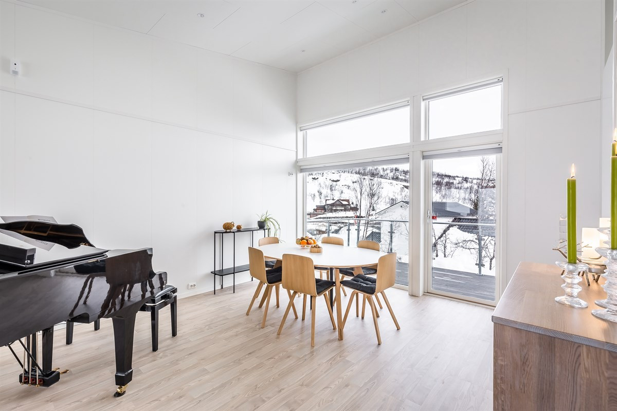 Stuen har store vindusflater og downlights i tak. Meget god takhøyde! Utgang til terrasse i front!