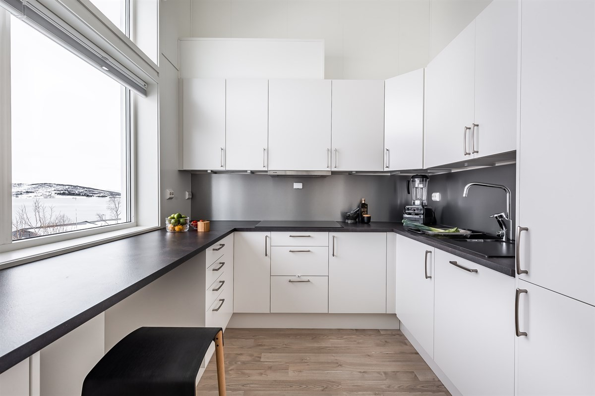 Påkostet kjøkken med god benkeplass og integrerte hvitevarer.