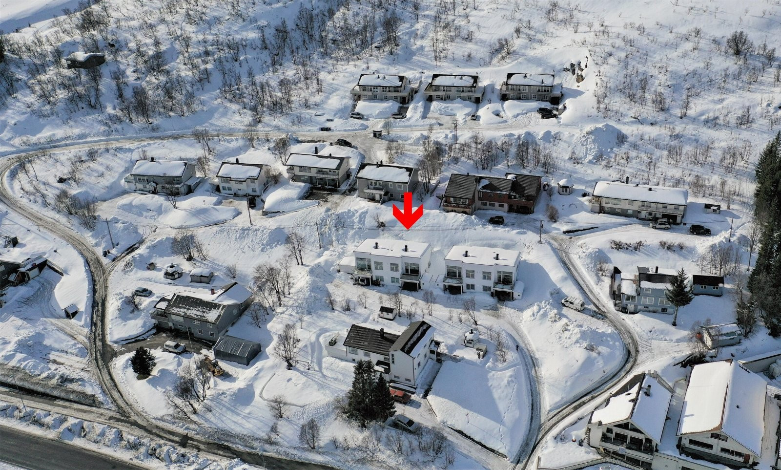 Boligen ligger flott plassert på et høydedrag like ved Eide Handel. Flott utsikt og gode lysforhold