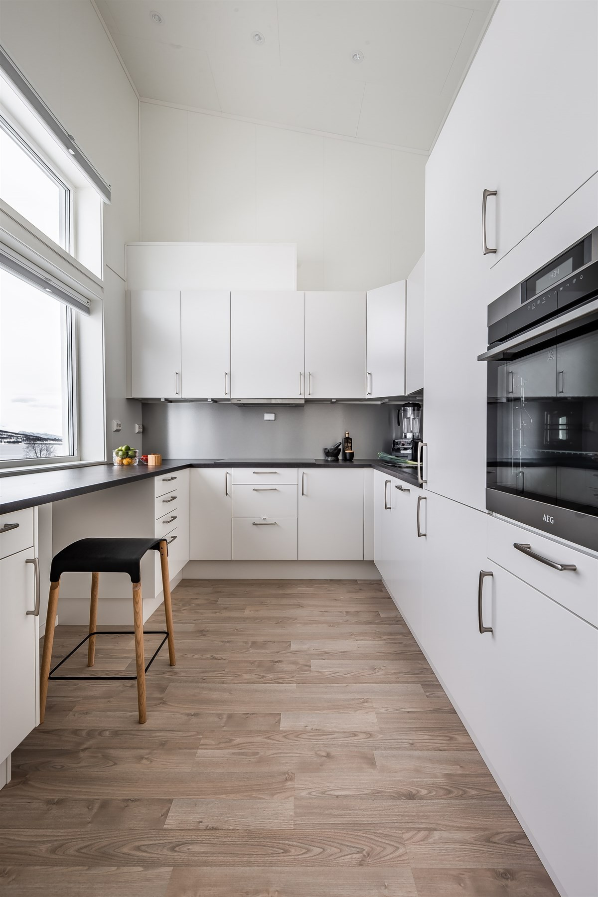 Påkostet kjøkken med god benkeplass og integrerte hvitevarer.