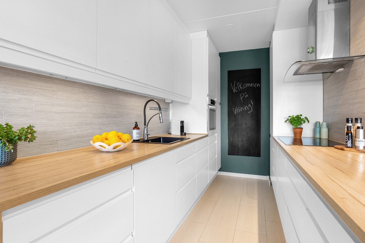 Leiligheten har et velutstyrt Ikea-kjøkken i delvis åpen løsning med stue, oppgradert med nye fronter, benkeplater og hvitevarer i 2017. Galleribilde