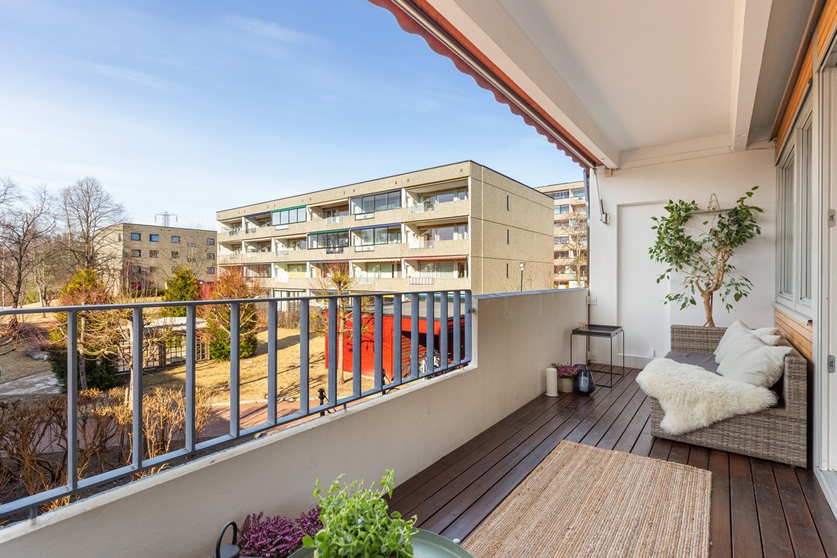 Vi tar en siste tur ut. Det er montert elektrisk markise for effektiv solskjerming. Galleribilde