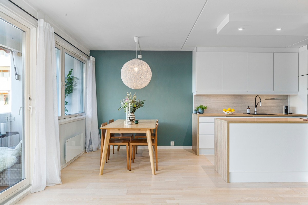 Rommet har parkett på gulvet, og veggflatene er malte opp i en smakfull kombinasjon. Galleribilde