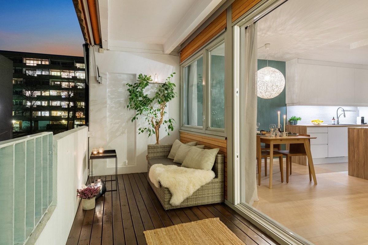 Balkongen har tremmegulv, hvitmalt rekkverk i betong og metall, hvitmalte levegger i betong, samt god plass for utemøblement. Galleribilde