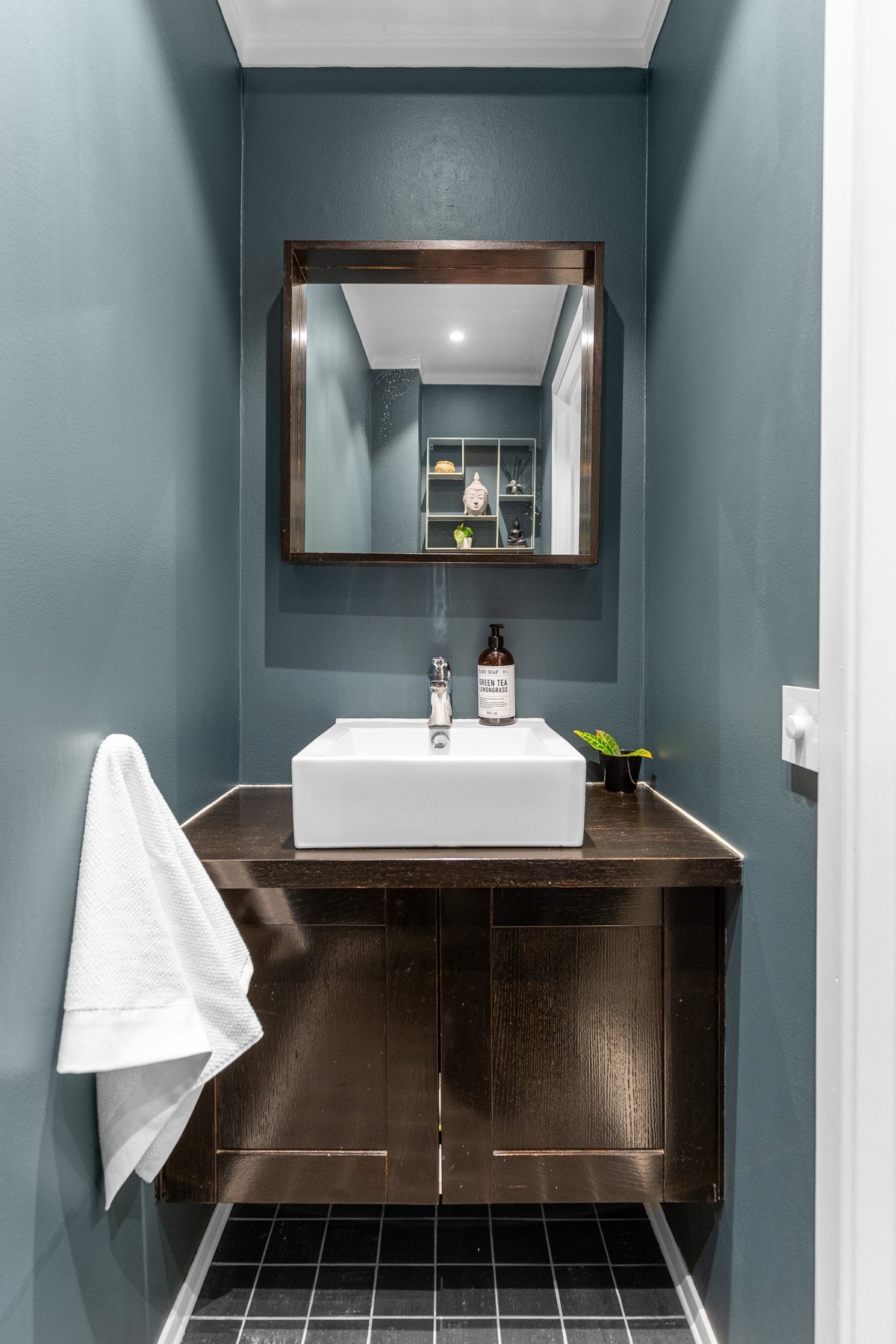 Toalettrommet har gulvfliser og led-downlights. Galleribilde