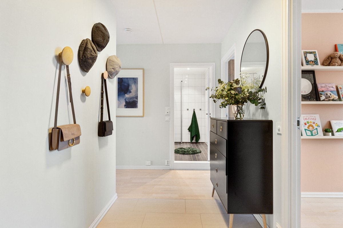 Den romslige entreen gir et godt førsteinntrykk av leiligheten. Galleribilde