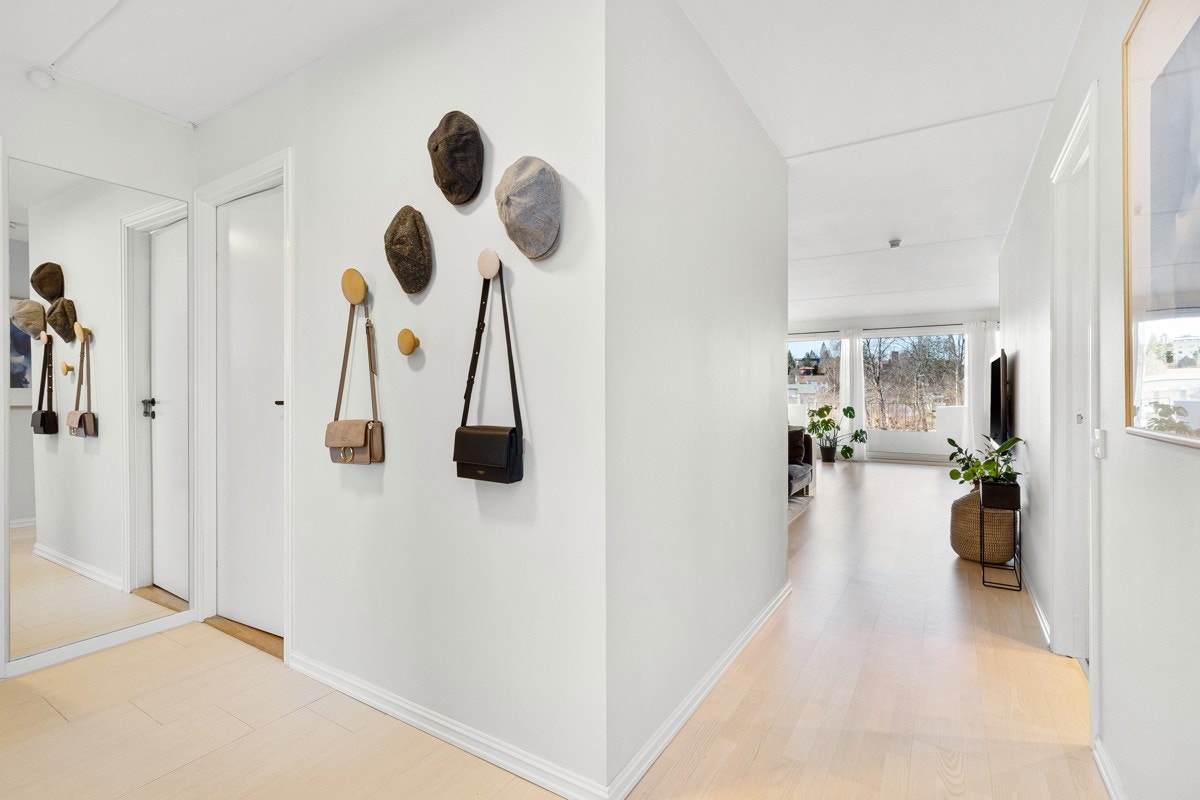 Gjennomgående planløsning gir gode lysforhold. Leiligheten har bad, toalettrom og separat vaskerom, alle i direkte tilknytning til entreen. Galleribilde