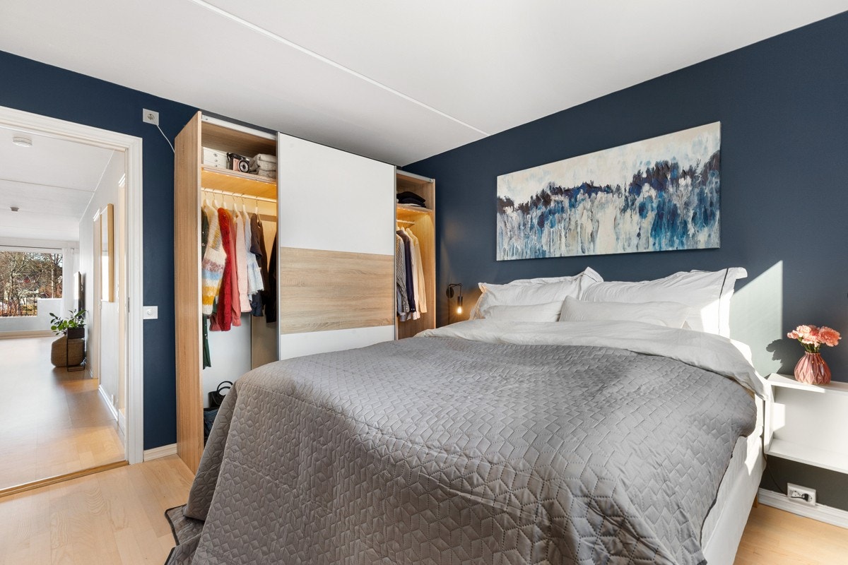 På hovedsoverommet er det god oppbevaringsplass i en frittstående skyvedørsgarderobe, med folierte fronter i trehvitt og hvitt. Galleribilde