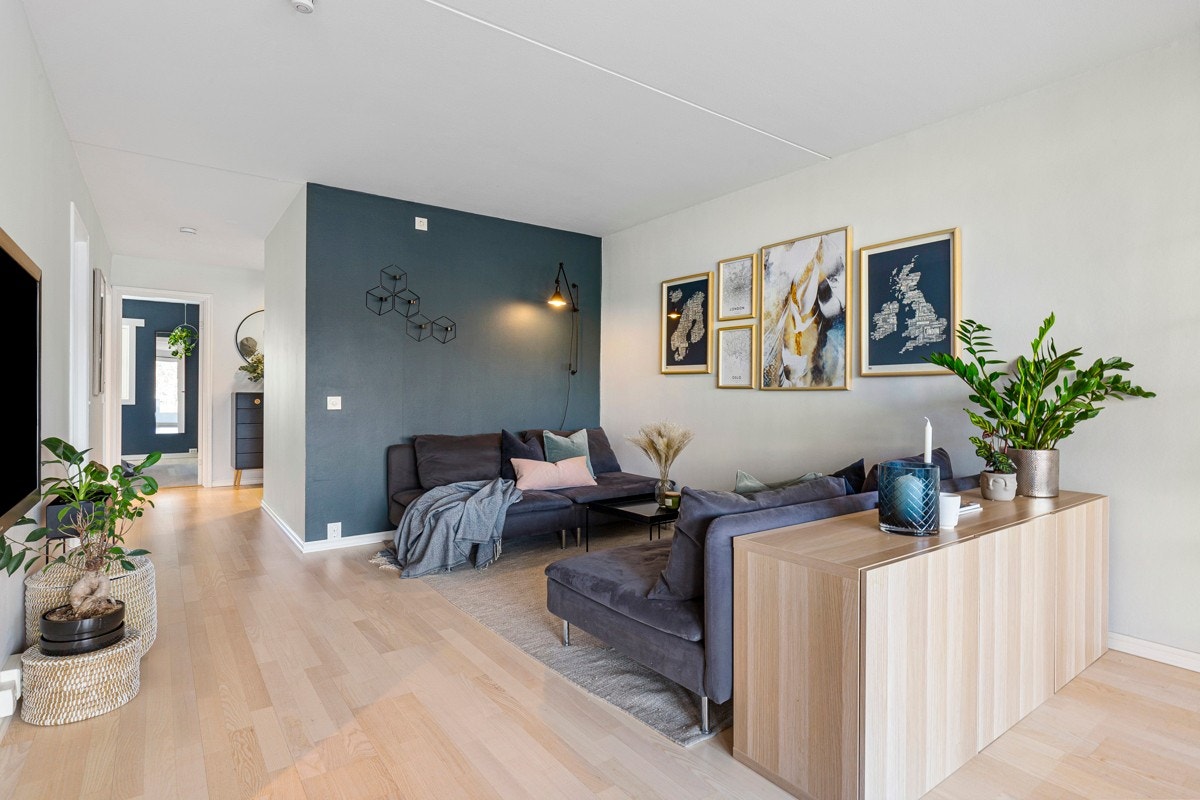 Stuen er svært luftig og det er god plass til diverse stuemøblement. Galleribilde