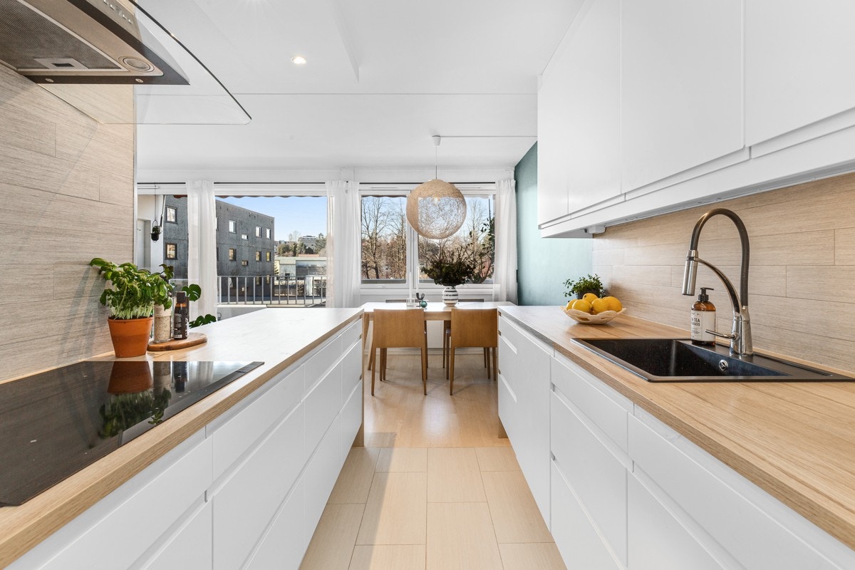 Her det god skap- og benkeplass i innredning langs to vegger. Galleribilde