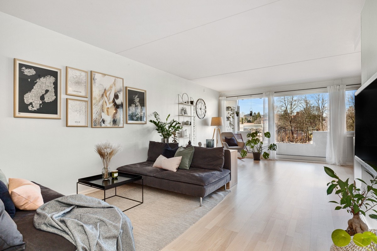 Svært godt med lysinnslipp fra store vindusflater og dobbel skyvedør. Galleribilde