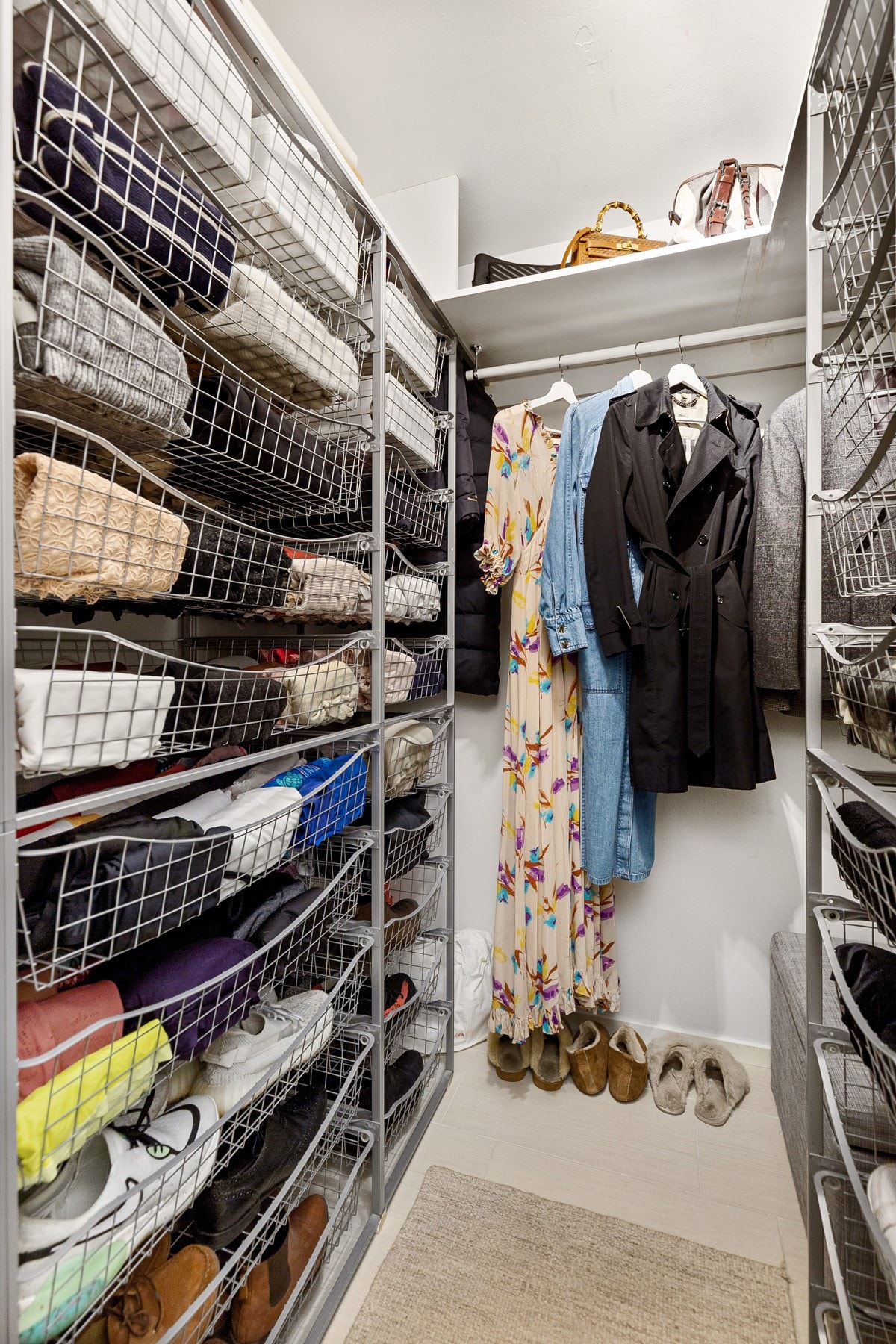 I direkte tilknytning til entreen finnes det et praktisk omkledningsrom med kurvhyllesystemer, garderobestang og hattehylle. Galleribilde