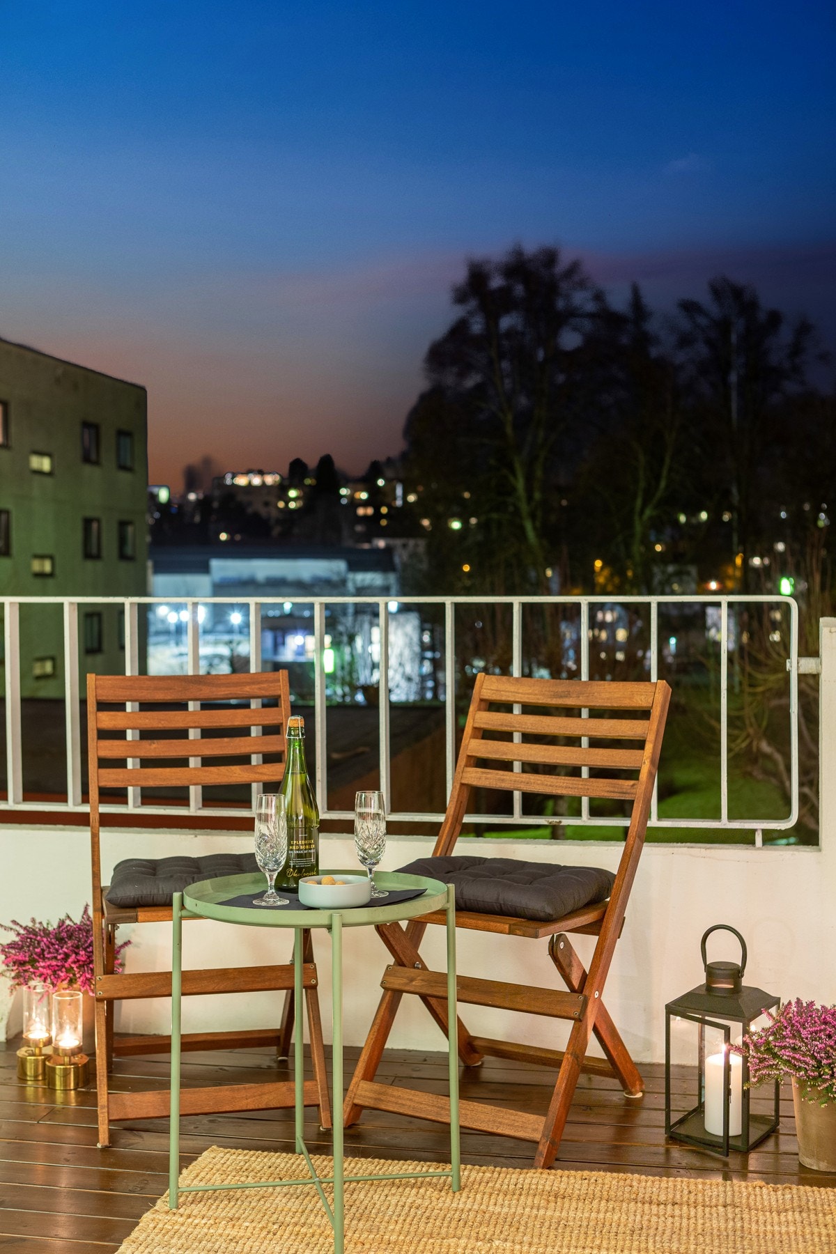 Overbygd, solrik balkong på ca. 10 kvm med utsyn til fellesarealer. Galleribilde