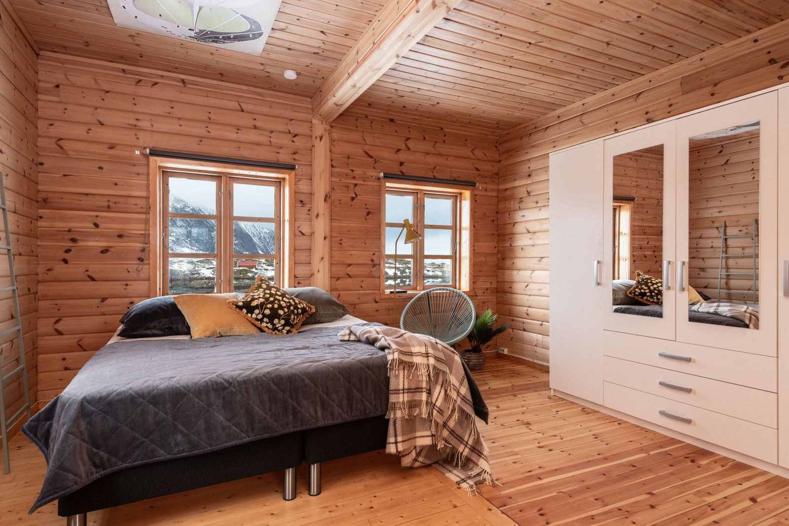 Soverom 1, 1. etg. Fra sengen kan du oppleve vakre soloppganger og solnedganger, stjernehimmel og nordlys Galleribilde