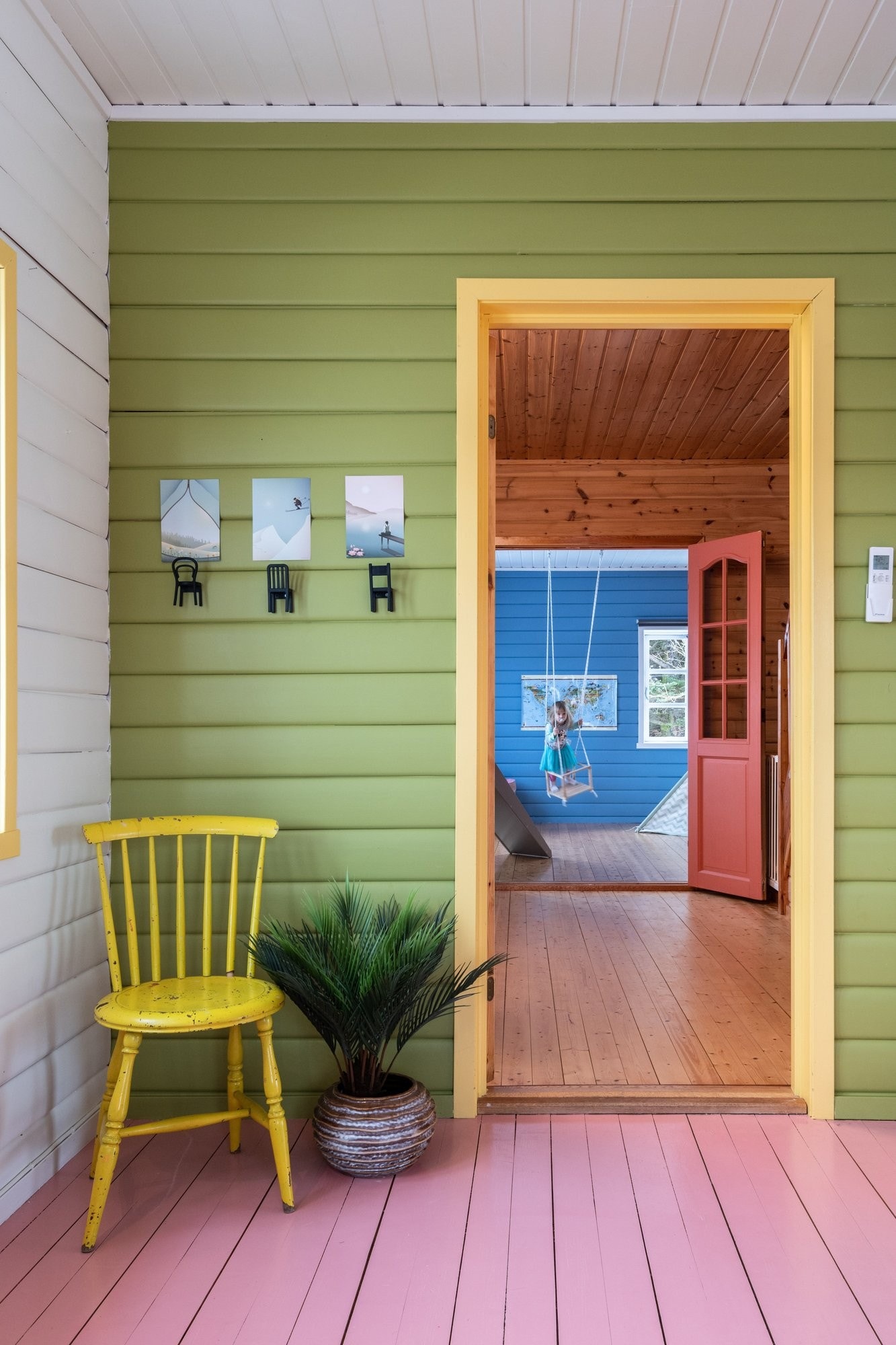 Fra kjøkken mot lekerom. Romslig inngangsparti med god plass til yttertøy og annet utstyr Galleribilde