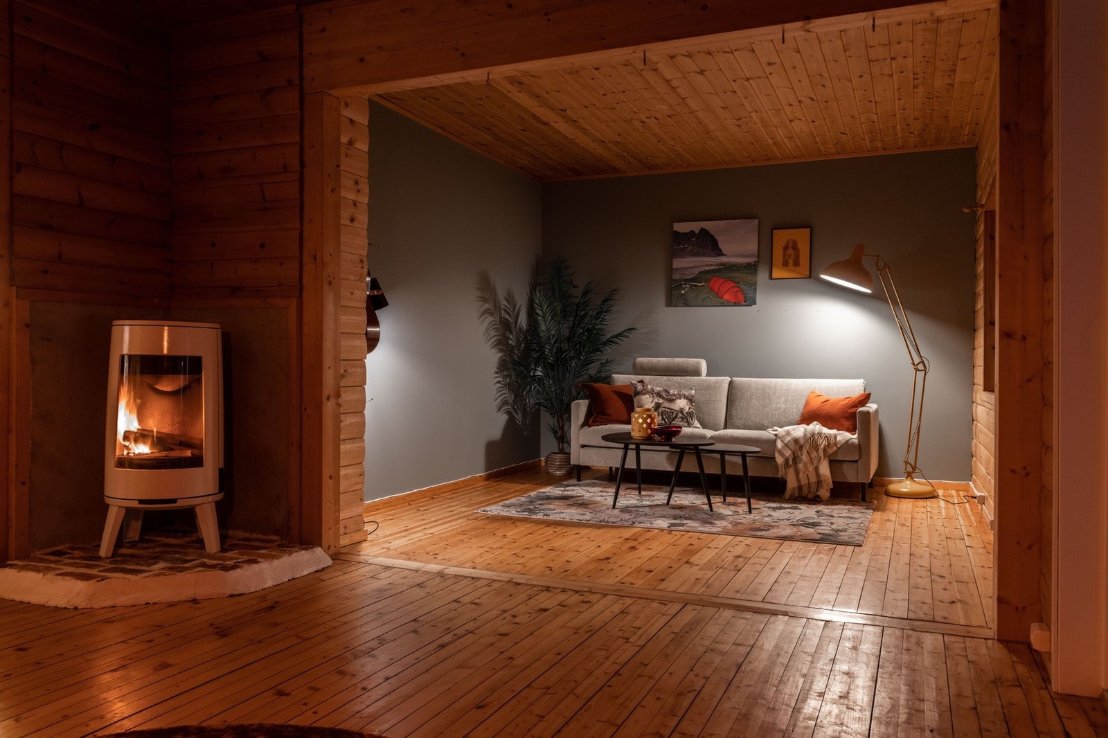 Innbydende og lun stuekrok. Ny peis som gir effektiv oppvarming av boligen Galleribilde