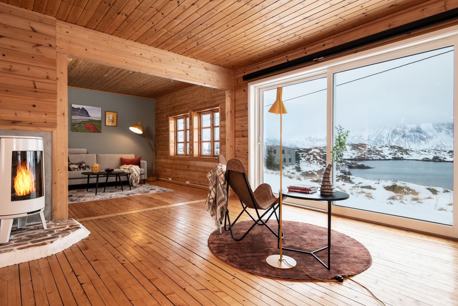 De store vinduene gir deg fine naturinntrykk og mye naturlig lys. Galleribilde