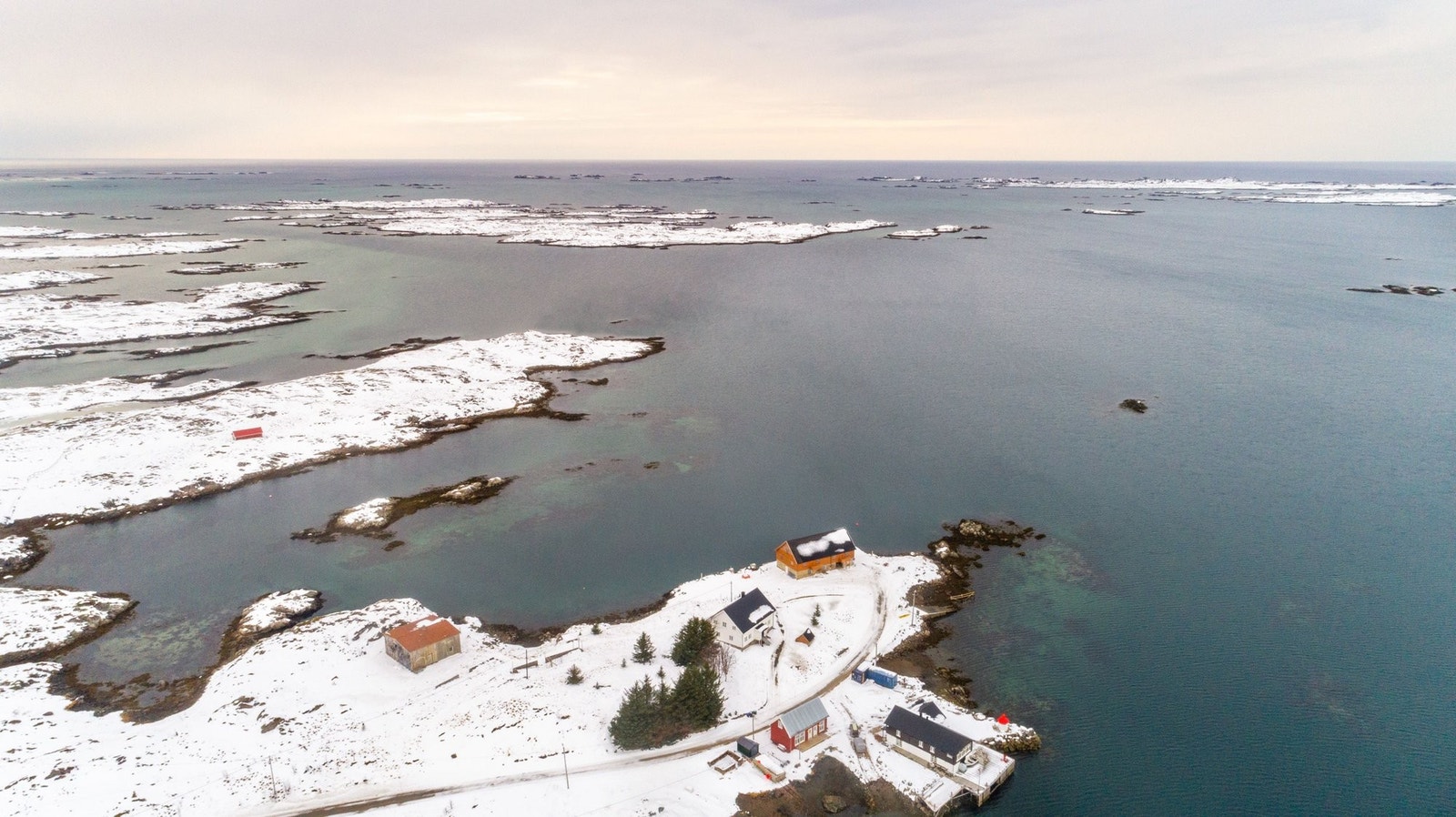 I tillegg til eneboligen over 2 plan (inkludert grovkjeller og loft) finnes det brønnhus, bryggehus og en gammel mannskapsbrakke på eiendommen Galleribilde