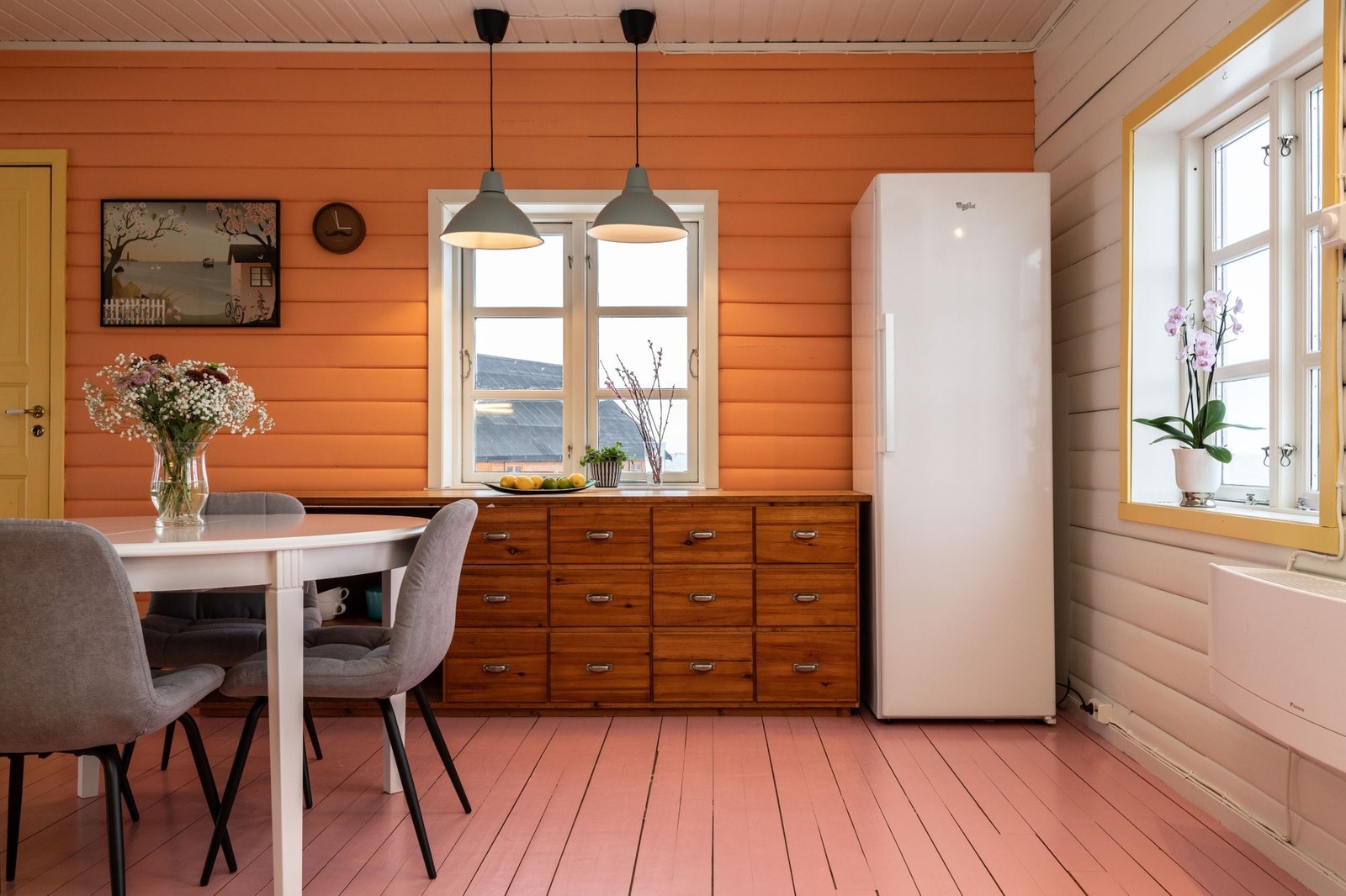 Stilfull kjøpmannsdisk med god lagringsplass og stor benkeplass Galleribilde