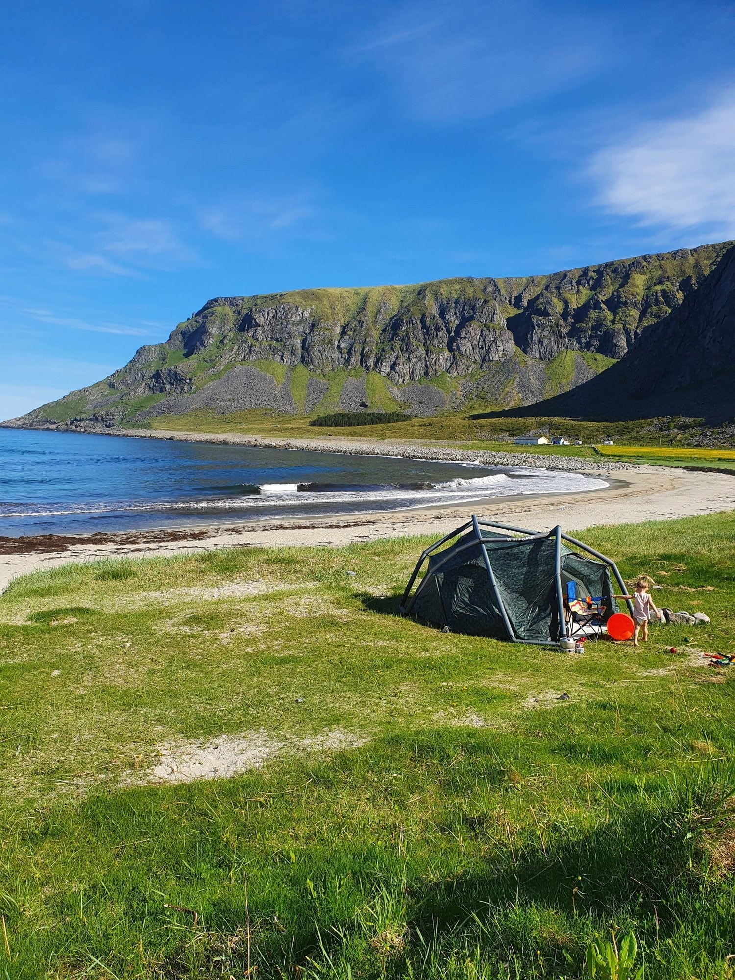 Eiendommen er omgitt av flere naturperler som innbyr til friluftslek og morro, sommer som vinter. Telting i nærområdet Galleribilde