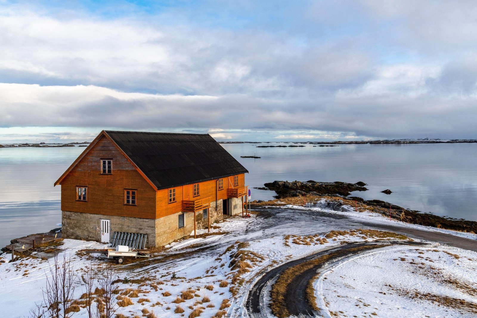 På kaien ligger et bryggehus med stort næringspotensiale for turisme og annen virksomhet. Dette var tidligere fiskemottak. Brukt som lager de siste årene. Galleribilde