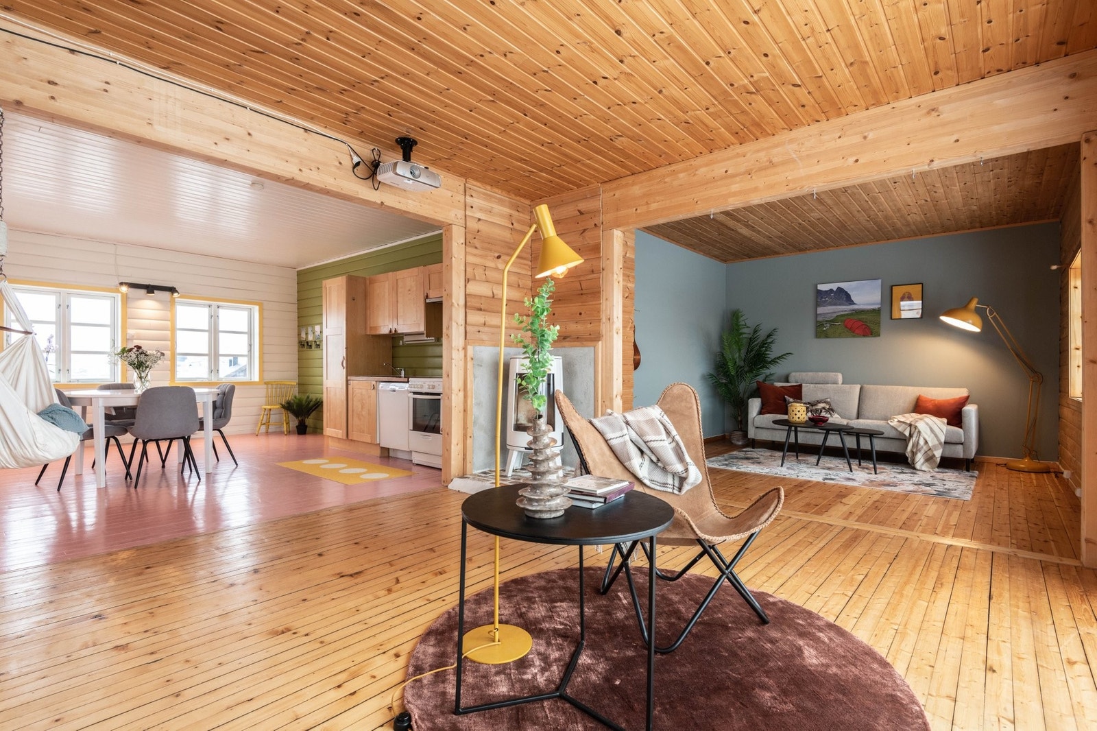 Stor møbleringsfrihet og god takhøyde. Originalt tregulv i hele huset Galleribilde