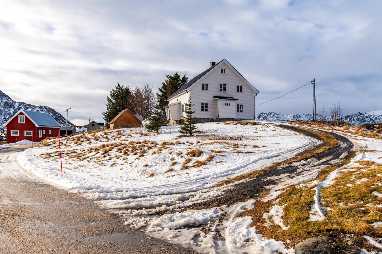 Boligen ligget usjenert til på en høyde, med spektakulær natur i alle retninger. Umiddelbar nærhet til hav og fjell Galleribilde