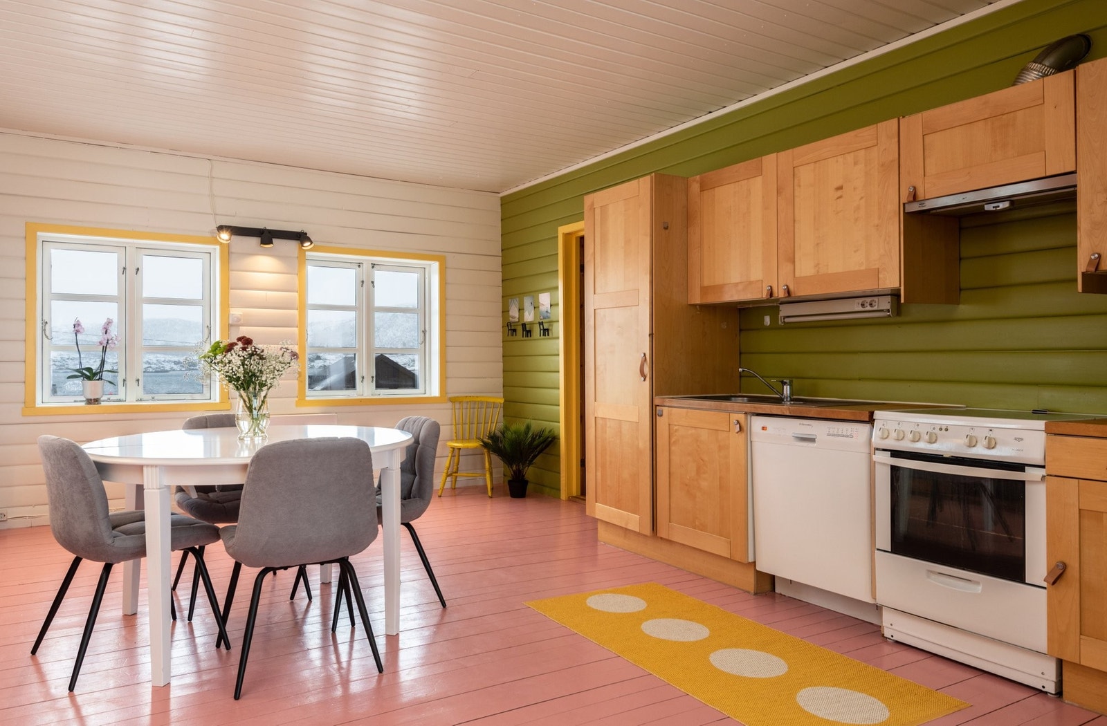 Velfungerende og stort kjøkken med tilhørende bislag (alle bilder innendørs er tatt av fotograf Steffen Larsen) Galleribilde