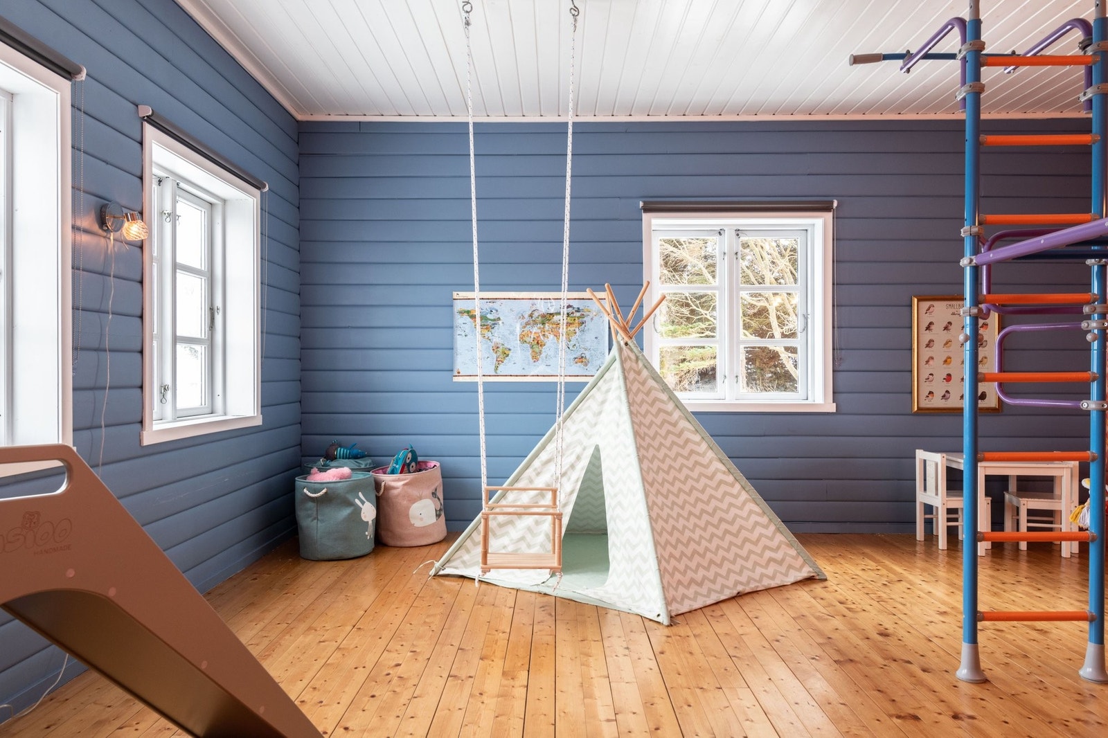 Stort lekerom, som tidligere har vært benyttet som både ekstra stue og gjesterom Galleribilde