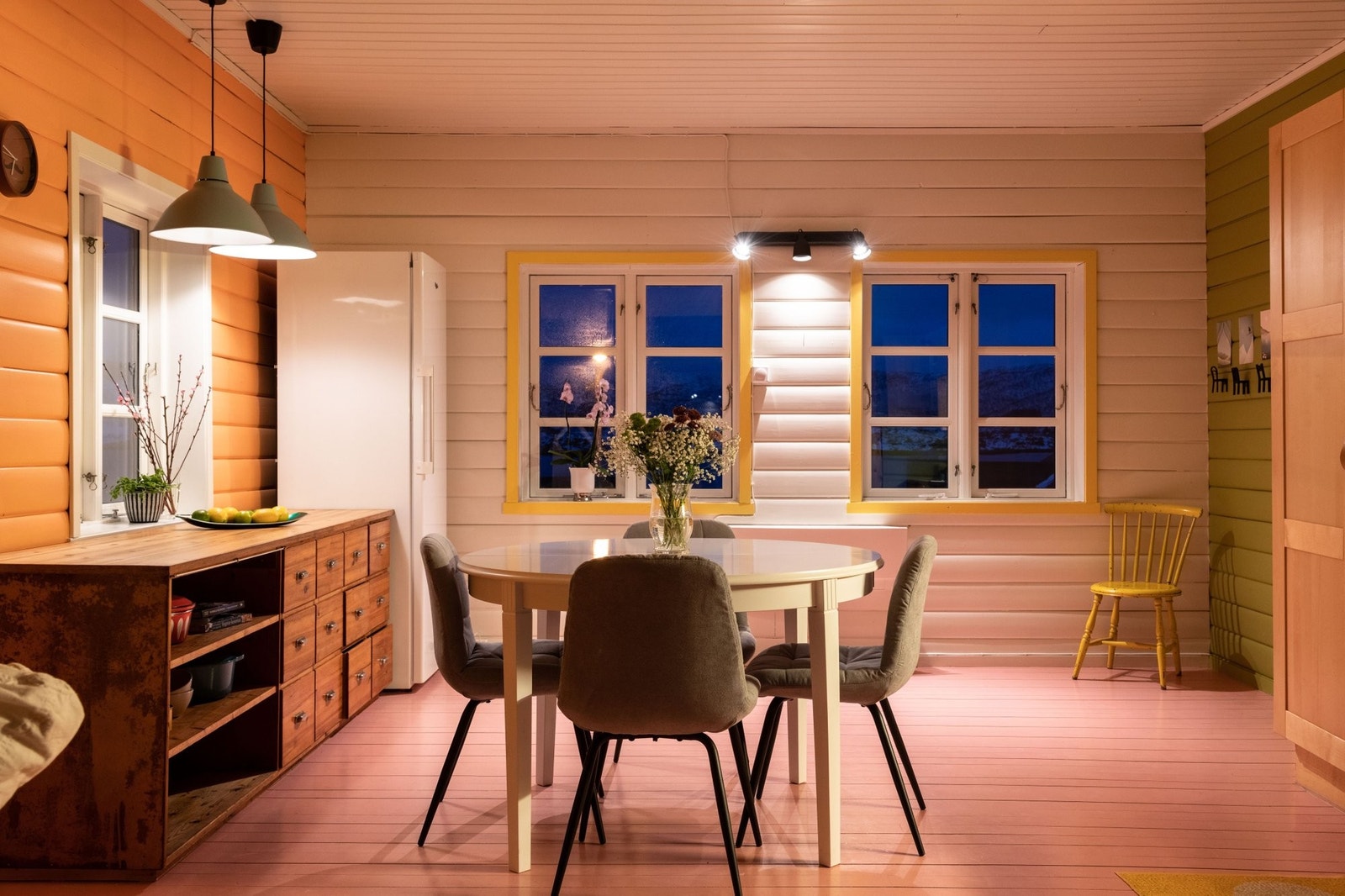 Luft til luft varmepumpe på 6kW gir en lun atmosfære i oppholdsrommene Galleribilde