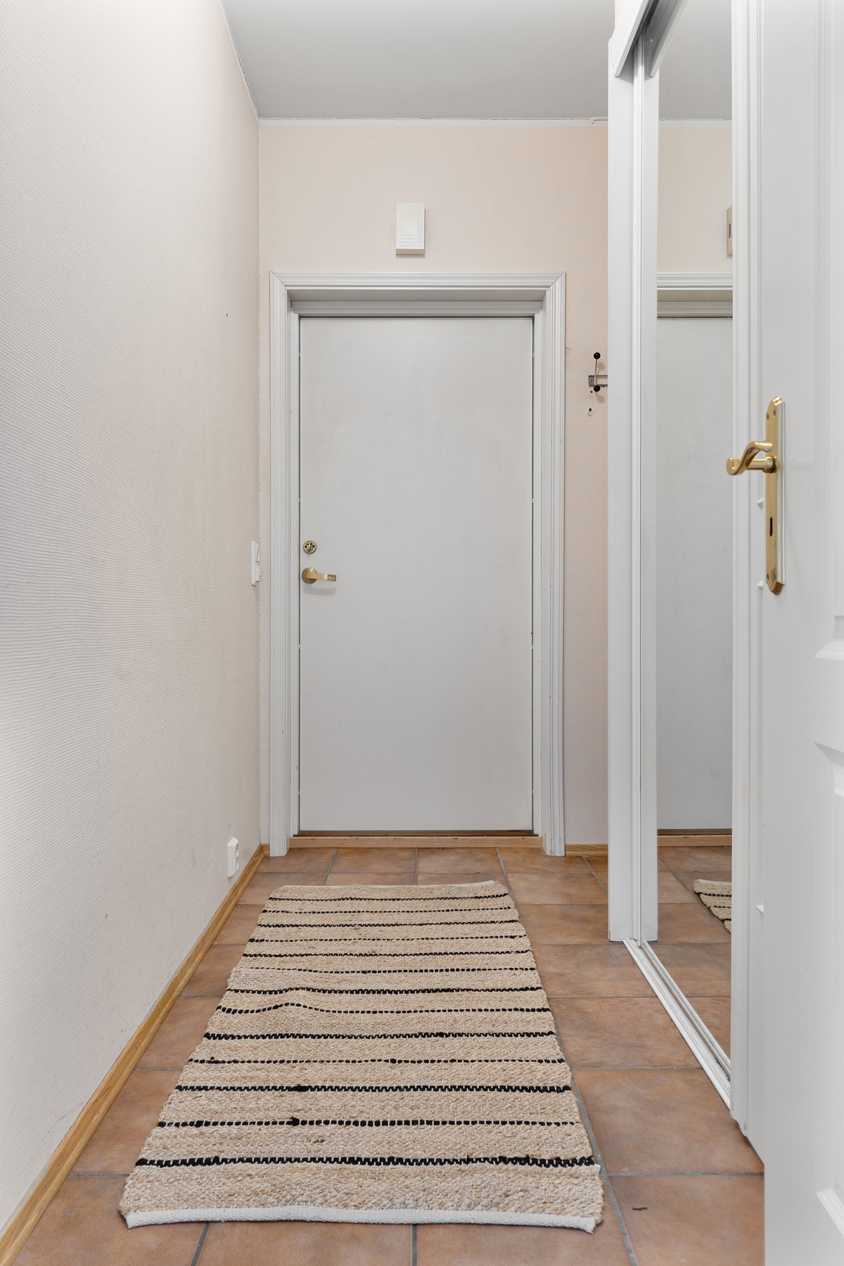 I entréen er det en praktisk skyvedørsgarderobe for oppbevaring!