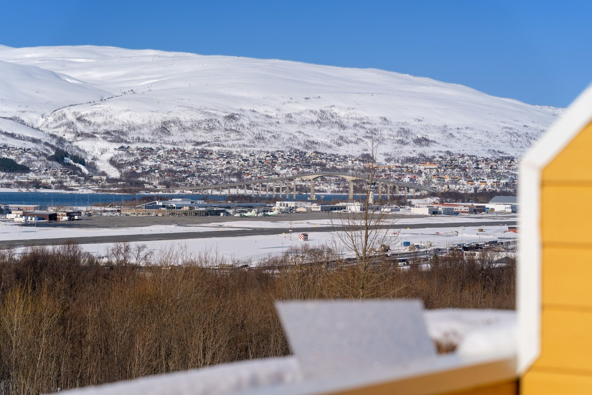 Boligen ligger svært sentralt til i Workinnmarka med gåavstand til Langnes handlespark og gode bussforbindelser til Tromsø sentrum og UiT/UNN.