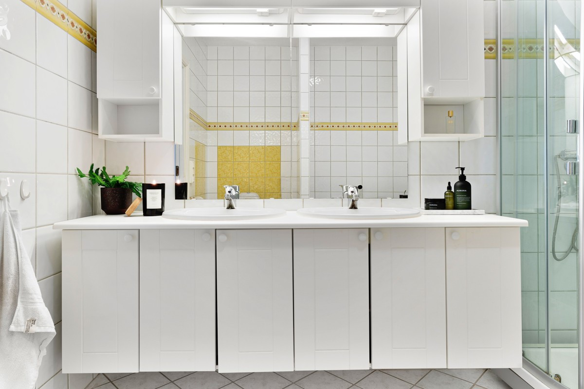 Badet er komplett flislagt med gulvvarme - her er det godt med skapplass