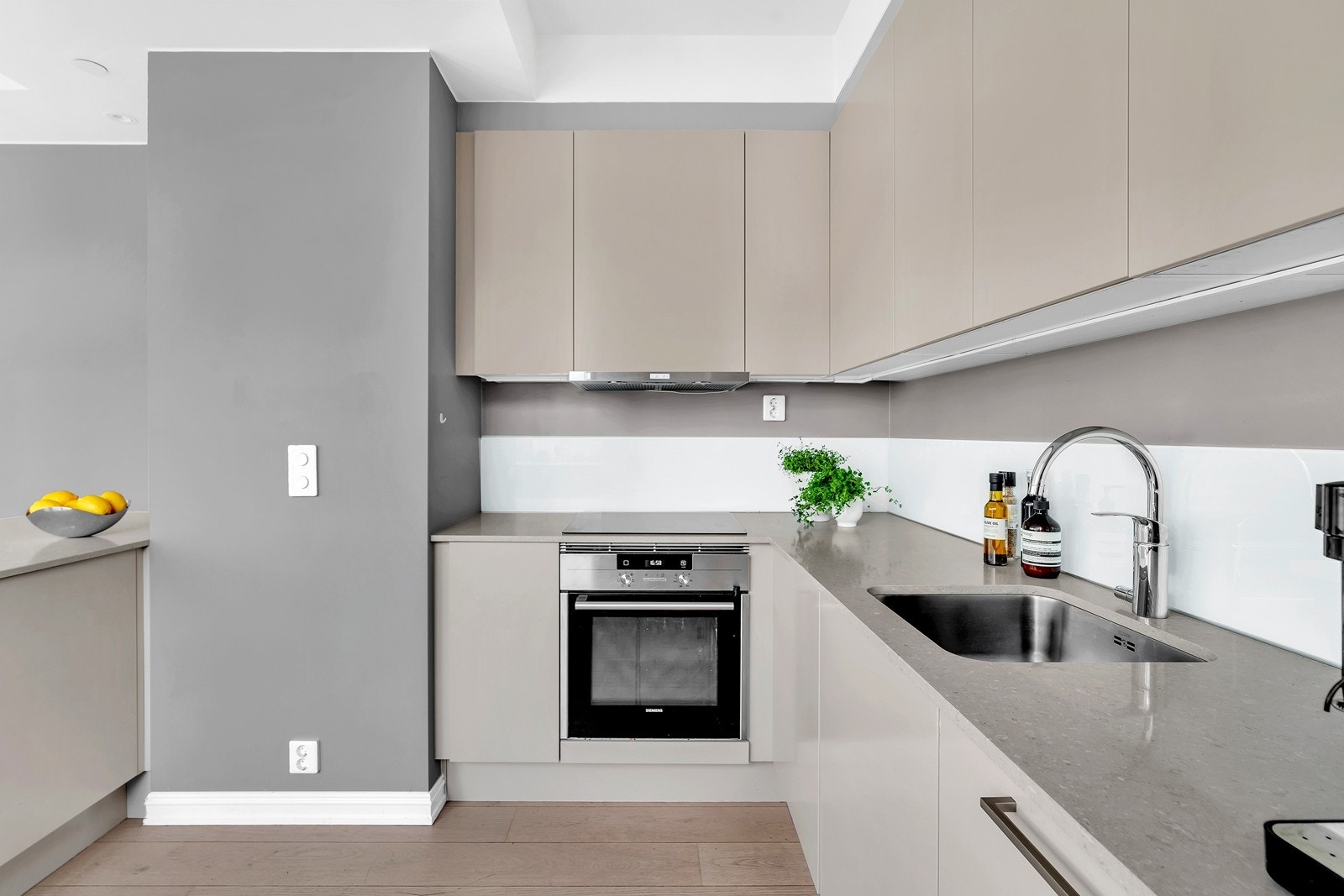 Kjøkkenet er godt utstyrt og innholdsrikt med integrert kjøleskap, oppvaskmaskin, stekeovn og platetopp fra Siemens. Ventilator fra Røroshetta i overskap som er koblet til byggets balanserte ventilasjon Galleribilde