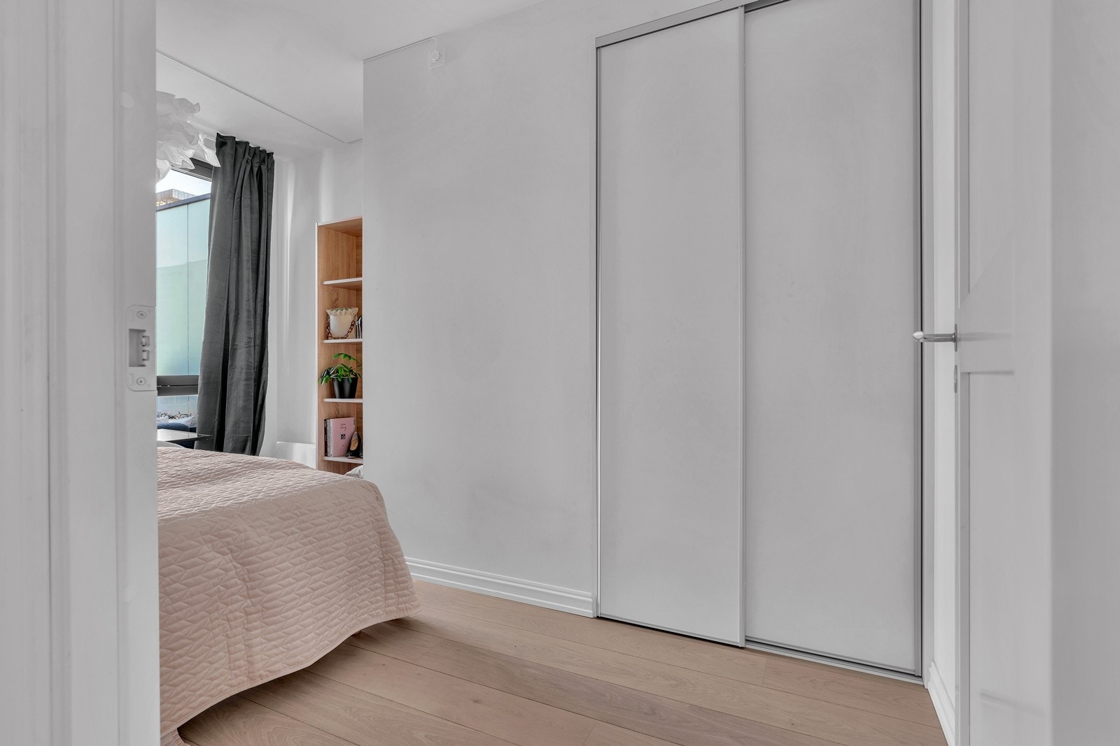 Soverom 3 er innredet med skyvedørsgarderobe Galleribilde