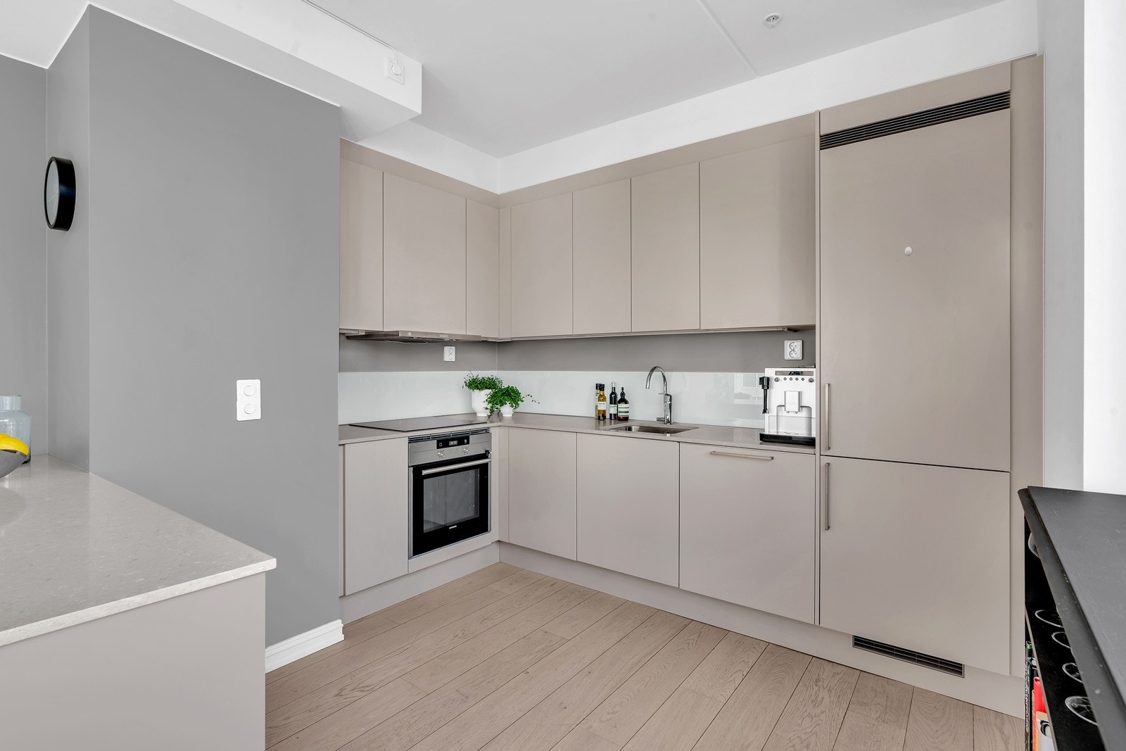 Et veldisponert kjøkken som sikrer rikelig med skap og benkeplass Galleribilde