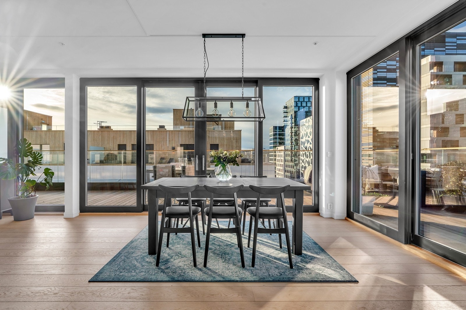 Store vindusflater i kombinasjon med god takhøyde på ca. 2,65 m gir en særdeles god romfølelse Galleribilde